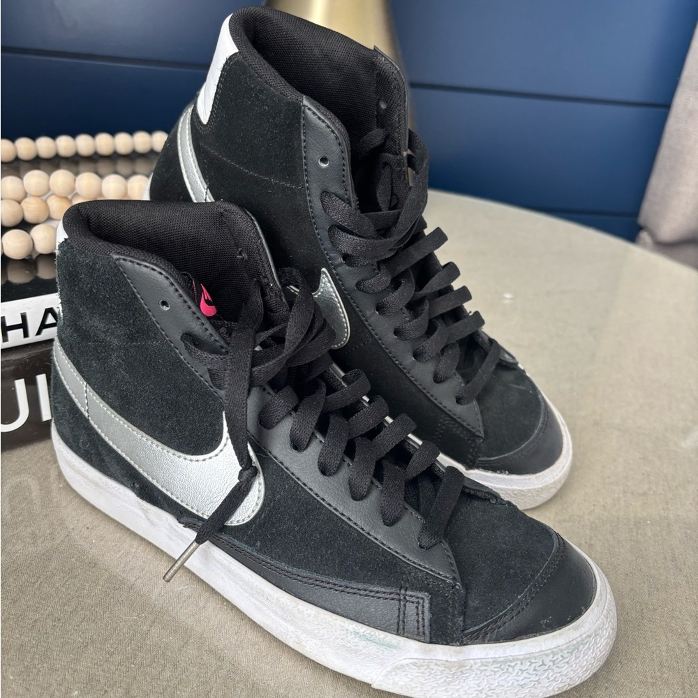 Nike Wmns Blazer Mid Vintage '77
'Black Metallic Silver'